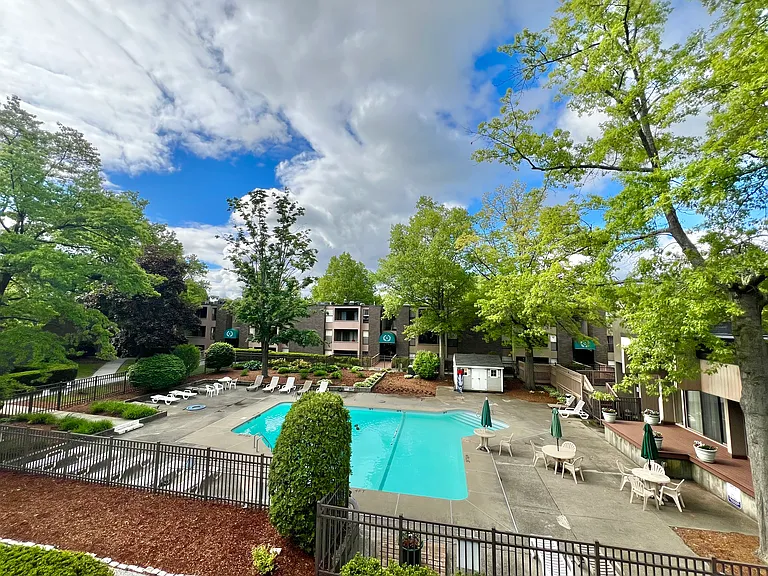 2 Shrewsbury Green Dr #I — Photo 36