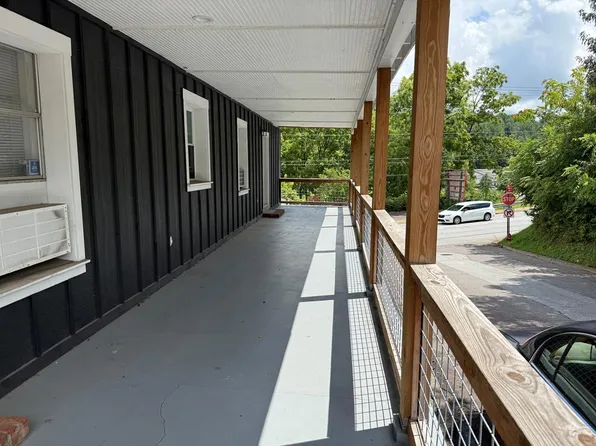 4 Derby St, Franklin, NC 28734