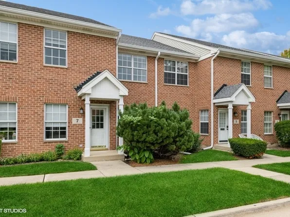 7-4 Four Seasons Ct, Elmhurst, IL 60126