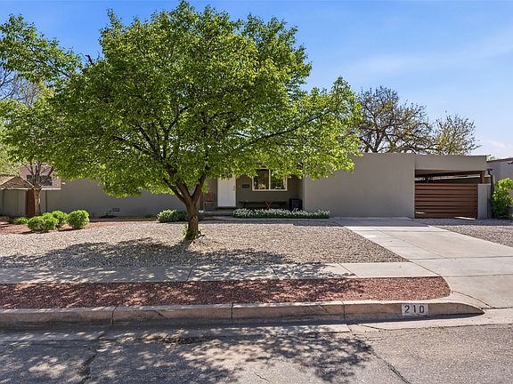 4th image of 210 Las Mananitas St