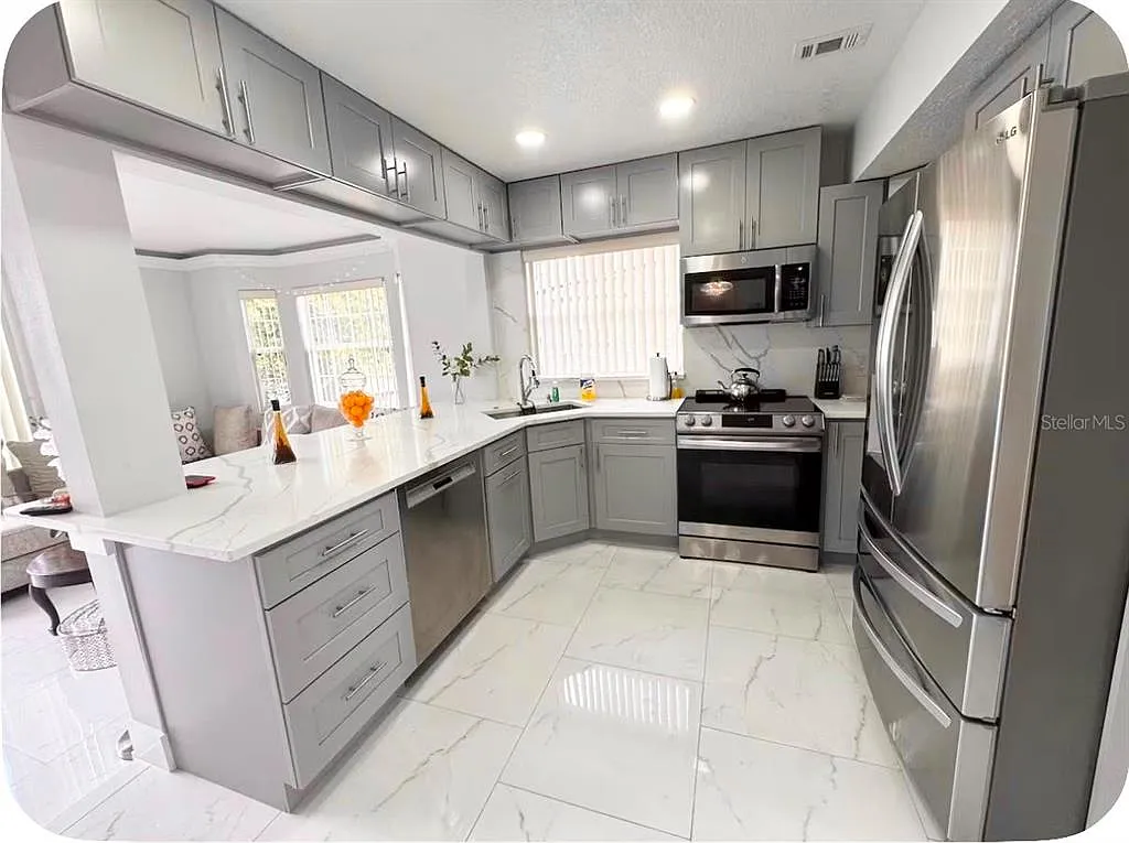 3 bed, 2.0 bath, 1697 sqft, $1,800 — Photo 3