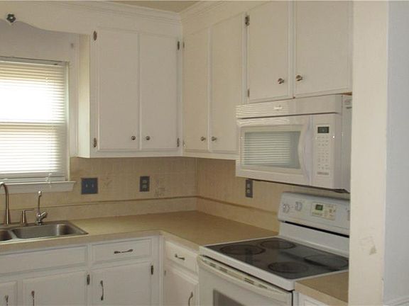 3rd image of 703 Lateen Ct