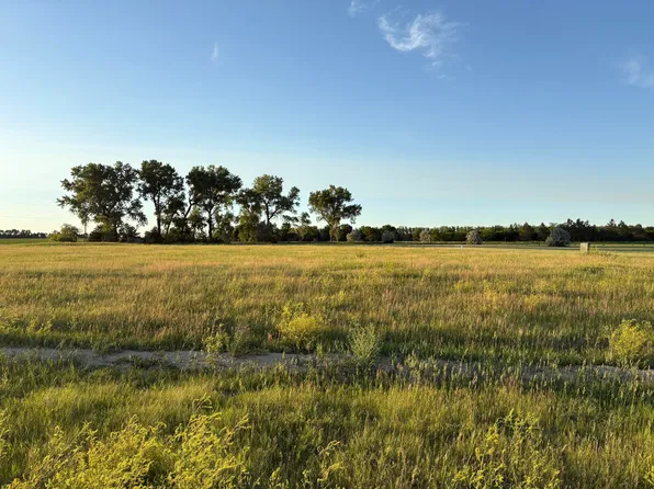316 Prairie Hills Dr, Mitchell, SD 57301