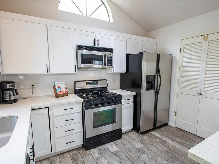2108 Warfield Way — Photo 9