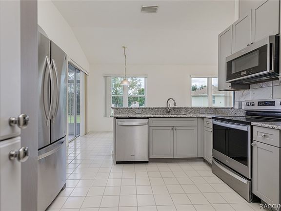 5th image of 210 N Rexford Dr