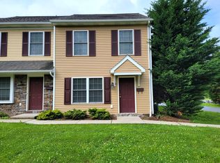 12 School Dr, Leola, PA 17540