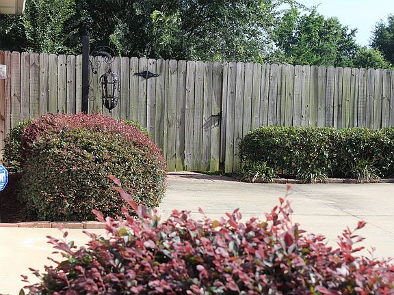 4th image of 1014 Country Club Cir
