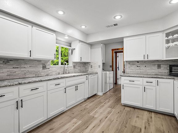 5th image of 23290 Hogsback Rd