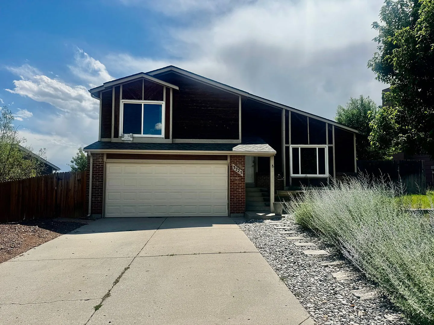 3 Bedroom Tri-level in Briargate — Photo 2
