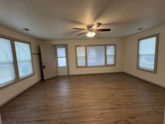 3rd image of 910 S Emporia St