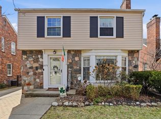 2073 Lochmoor Blvd, Grosse Pointe Woods, MI 48236