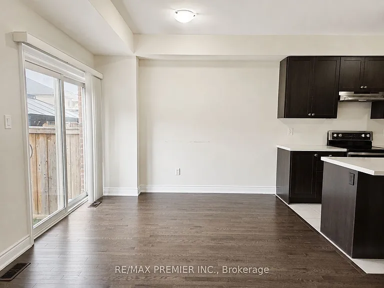 34 Arnold Cres — Photo 6