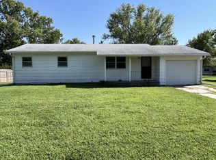 715 Cottonwood Ln, Newton, KS 67114