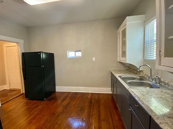 4th image of 2219 S New Braunfels Ave
