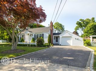 205 Swezey St, East Patchogue, NY 11772
