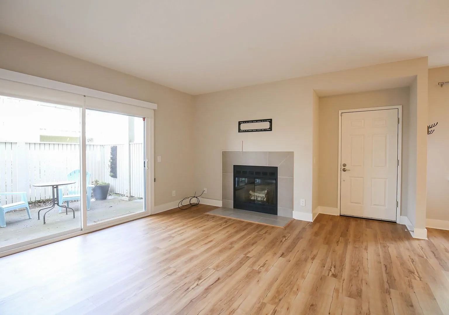 Modern and Clean 2 Bed 2 Bath Condo in Richmond Marina Bay — Photo 3