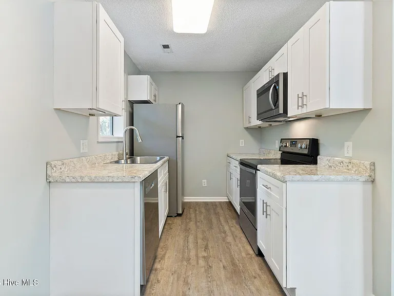 4304 Spirea Dr #B — Photo 5