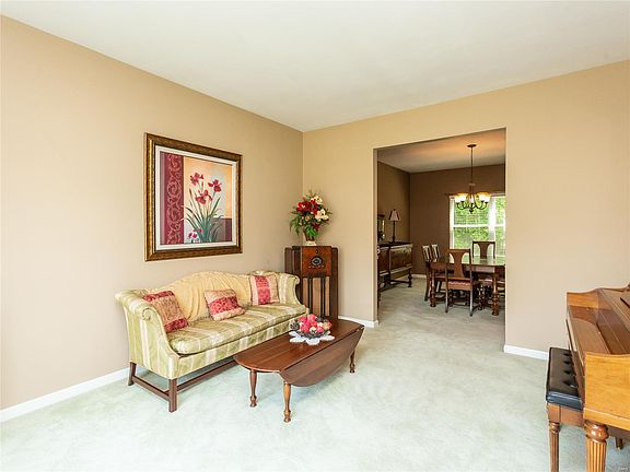 5th image of 3083 Crystal Lake Dr