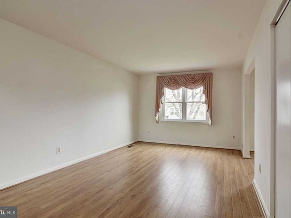 4th image of 4421 6th Pl NE