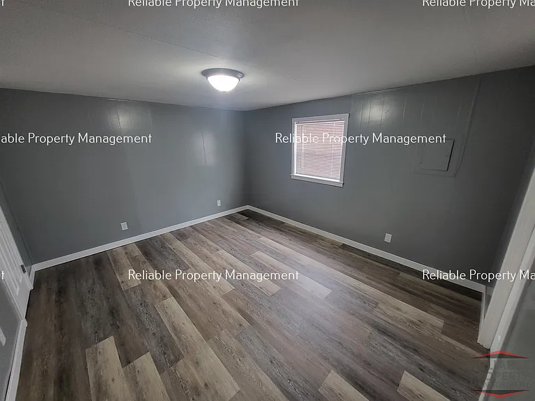 715 N Eden Dr — Photo 2