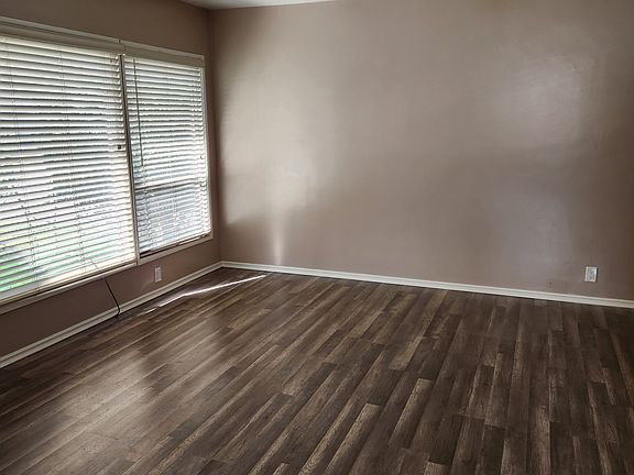 4th image of 13500 Stanbridge Ave