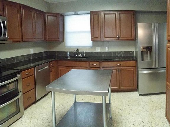 3rd image of 904 Princeton Ave
