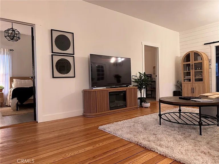 323 W 18th St #323 — Photo 11