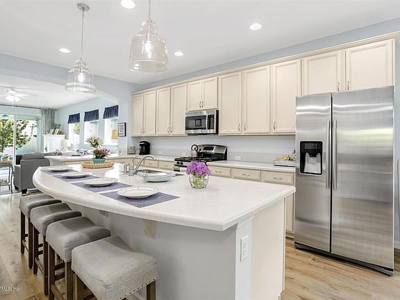 5th image of 322 Park Lake Dr