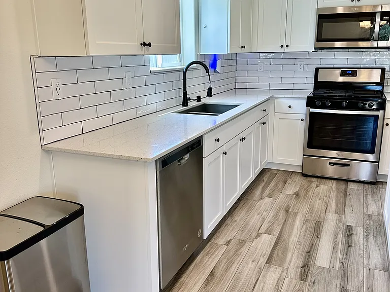677 Country Pl — Photo 17
