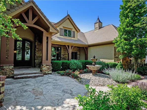 27586 W Highland Cir, Olathe, KS 66061