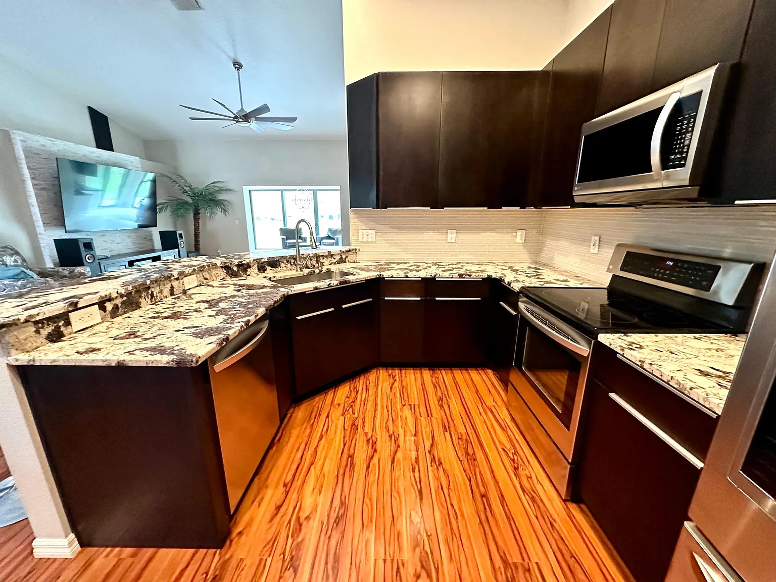 3 bed, 1962 sqft, $3,495 — Photo 4