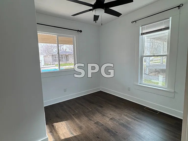 1002 E 10th St — Photo 15