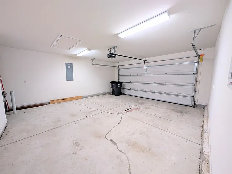 504 Cedar Lakes Dr — Photo 30