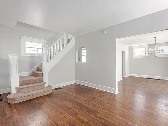 3rd image of 3066 Glenmore Ave