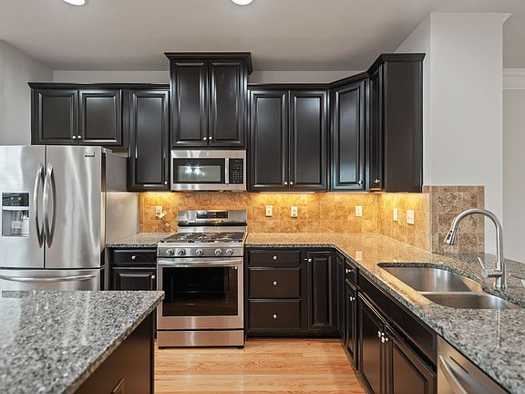 4th image of 407 Fairmont Dr