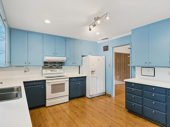 5th image of 3325 N Stewart Ave