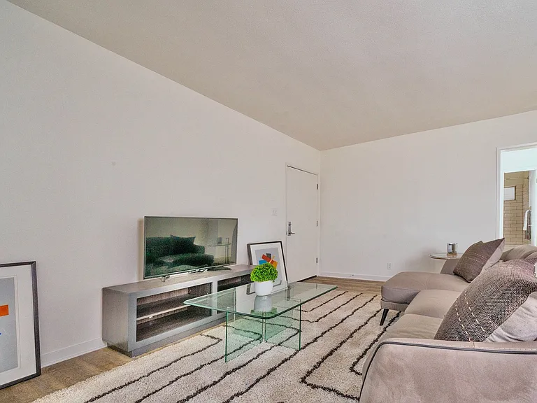 570 N Los Robles Ave — Photo 14