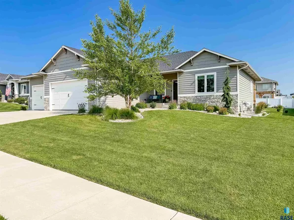 8212 E Roughlock St, Sioux Falls, SD 57110