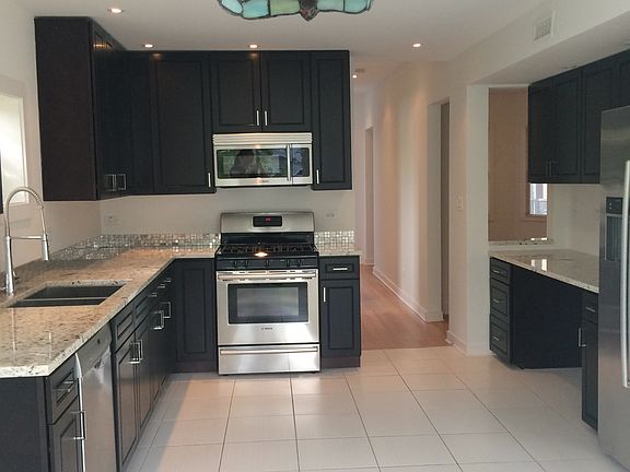 2nd image of 2527 W Montrose Ave