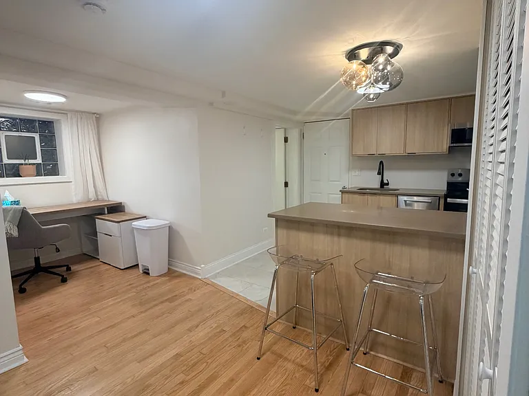 1624 N Oakley Ave — Photo 2