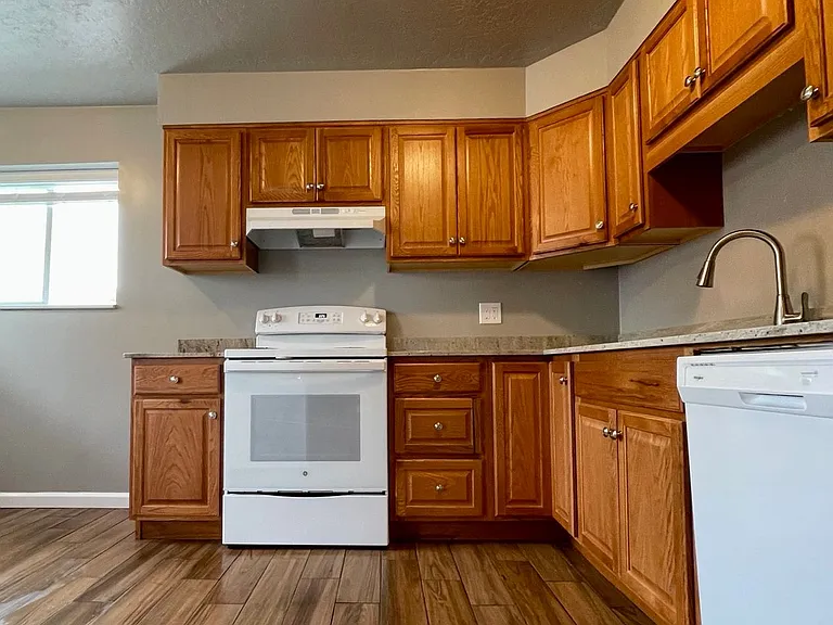 301 W Center St — Photo 3