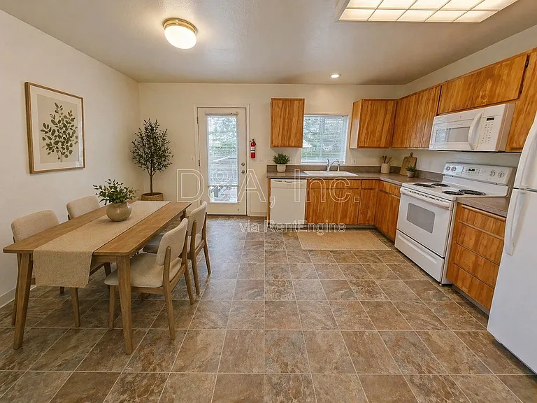415 SE Mayberry Ave — Photo 4