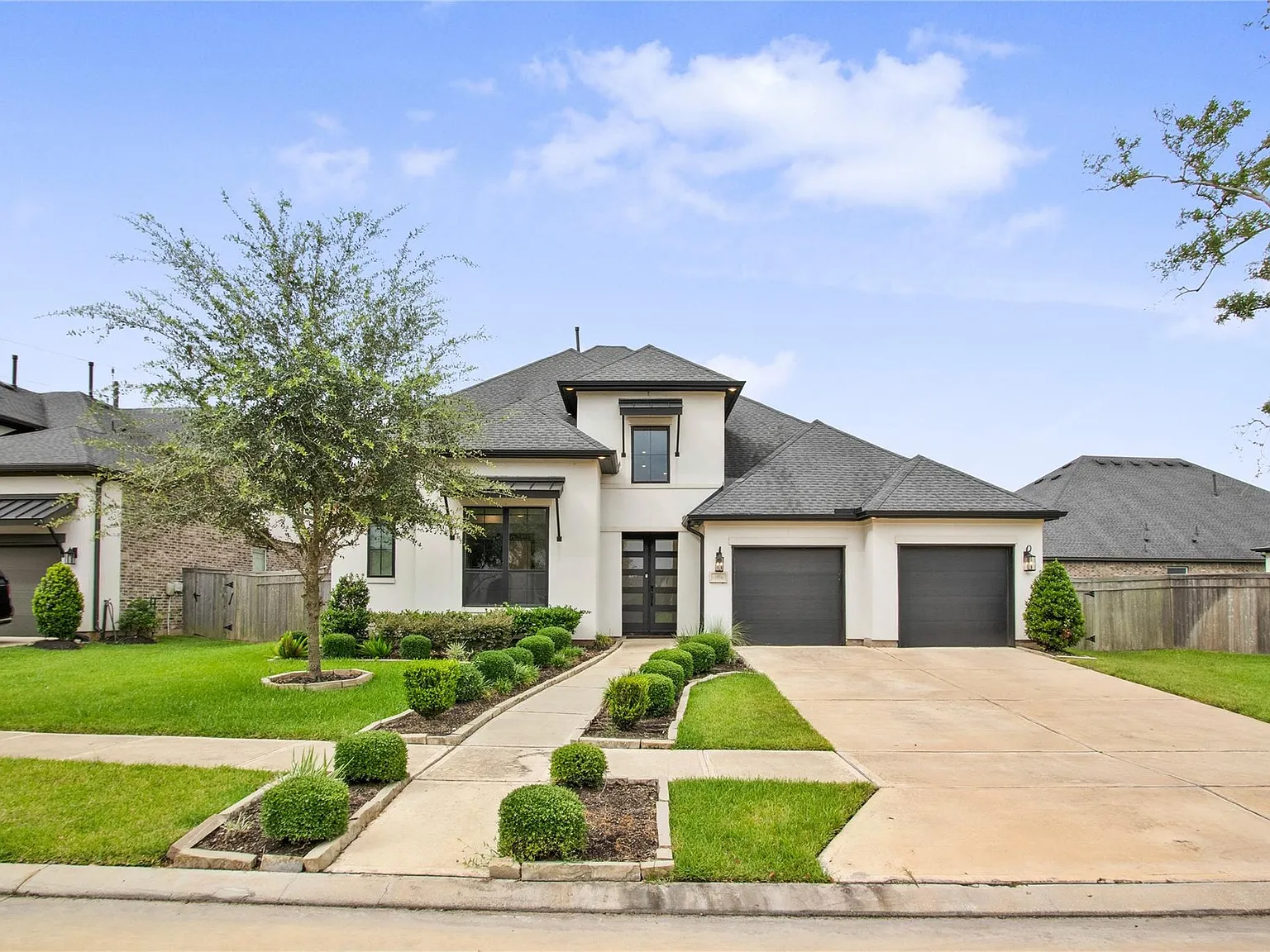 5 bed, 5.5 bath, 4177 sqft, $5,000 — Photo 2