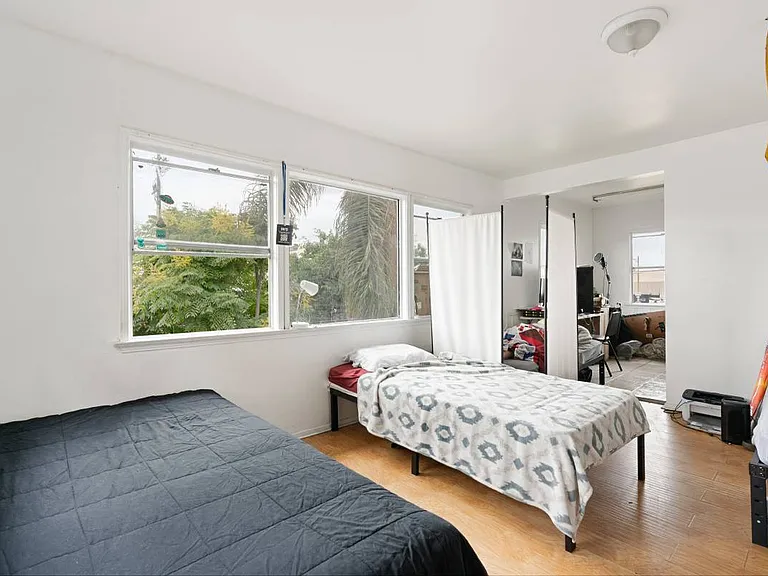 3833 S Grand Ave — Photo 2