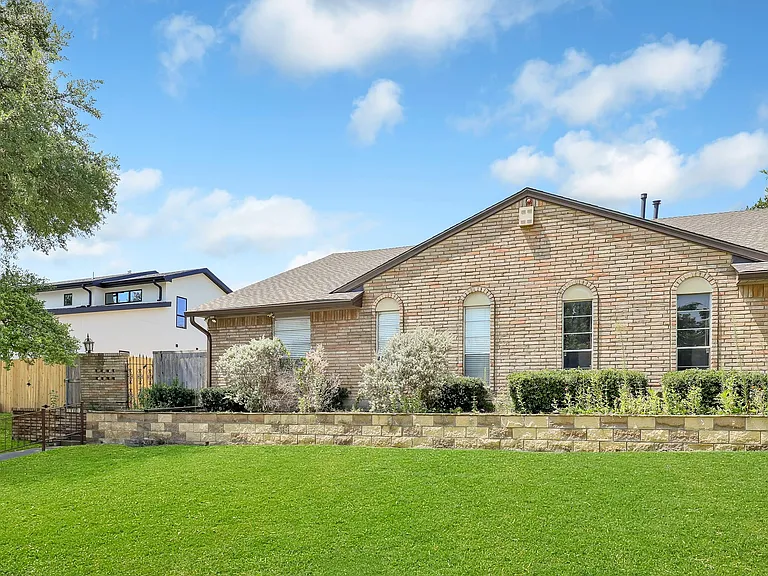 10639 Boedeker is available for lease immediately! Come see your new home.