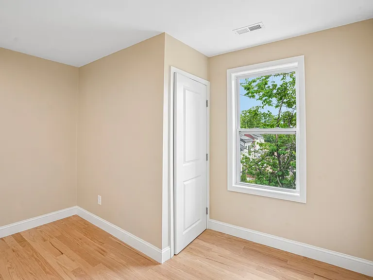 559 Winthrop St — Photo 20