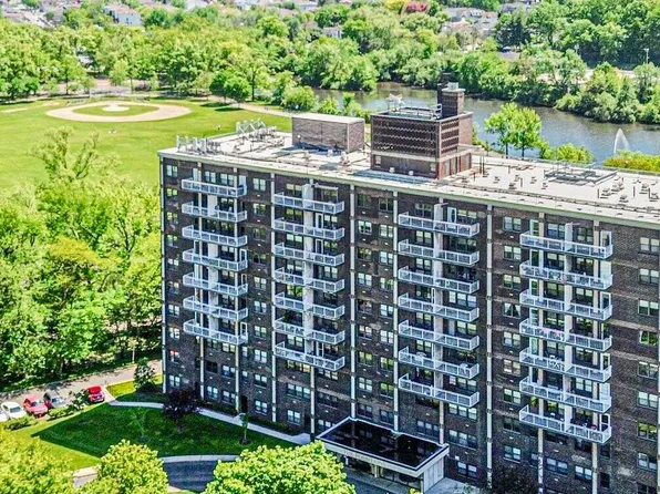 1100 Clove Rd APT 2B, Staten Island, NY 10301