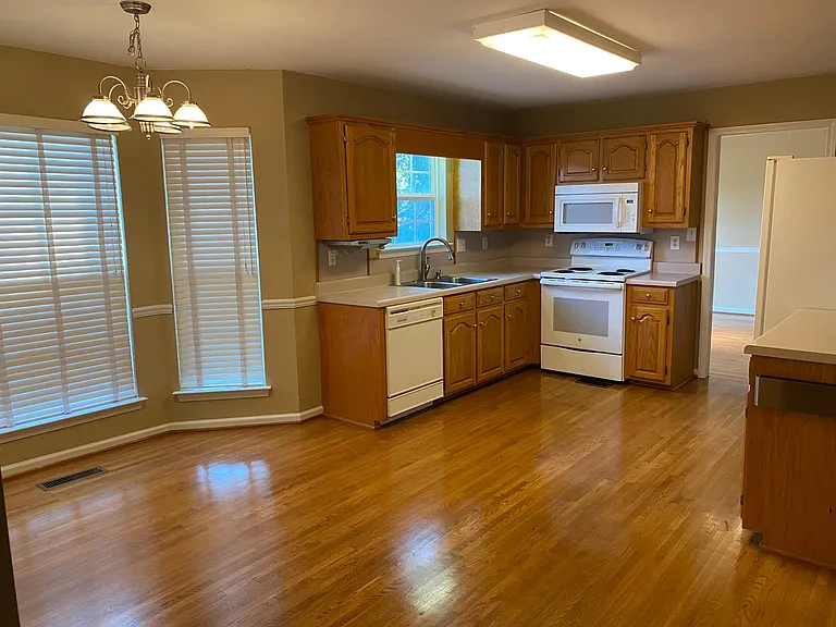 100 Moss Hill Ct — Photo 5