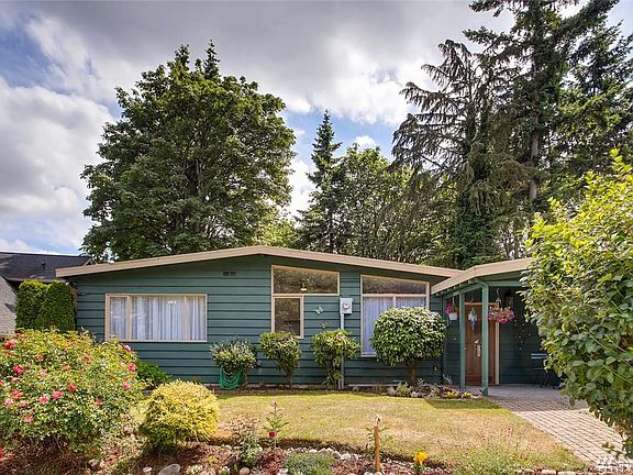 Beautifully manicured and maintained front yard with lots of color