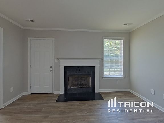 3rd image of 121 Autumn Woods Blvd
